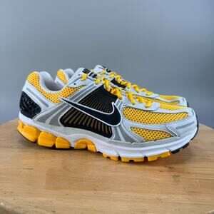 Nike Air Zoom Vomero 5 Mens Size 9 University Gold Running Shoes Sneakers NEW